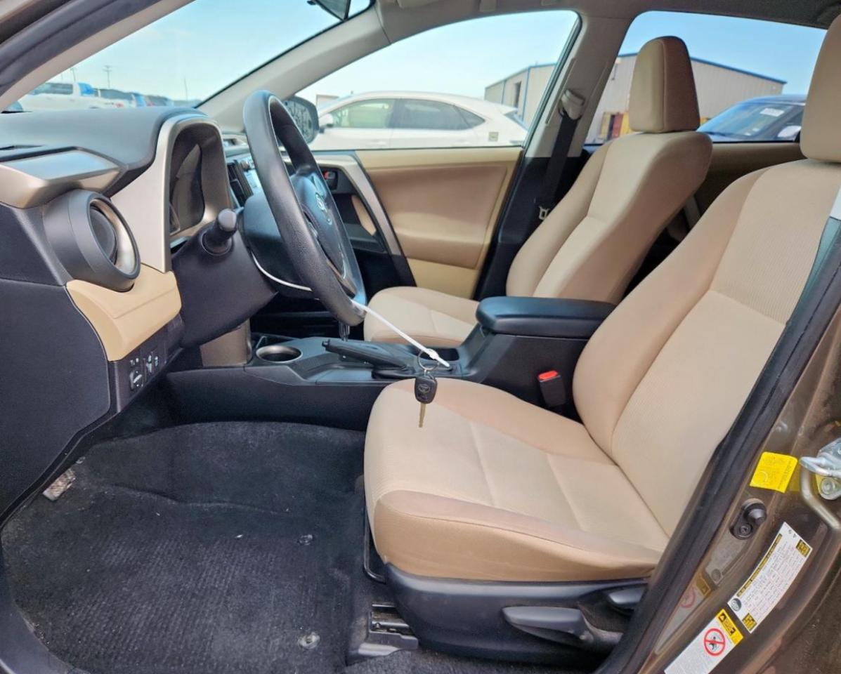 Toyota RAV4 Le Image 7