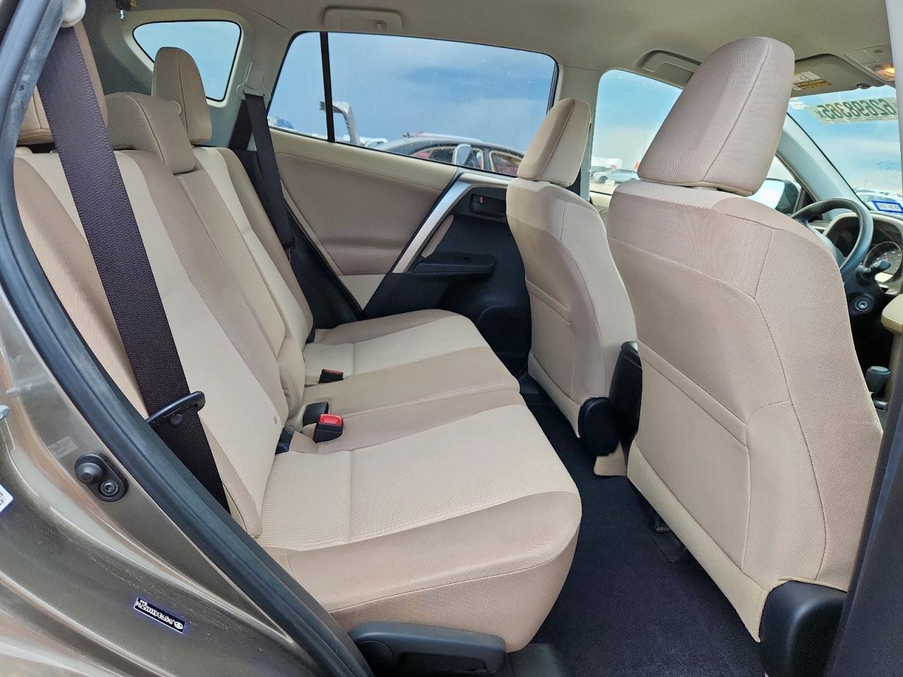 Toyota RAV4 Le Image 8