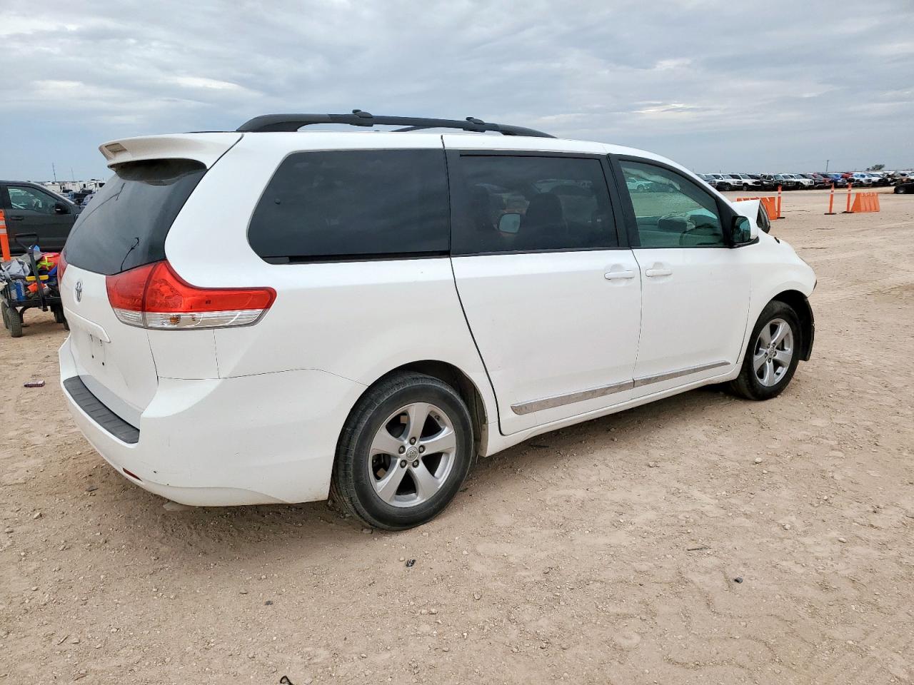 Toyota Sienna Le Image 5