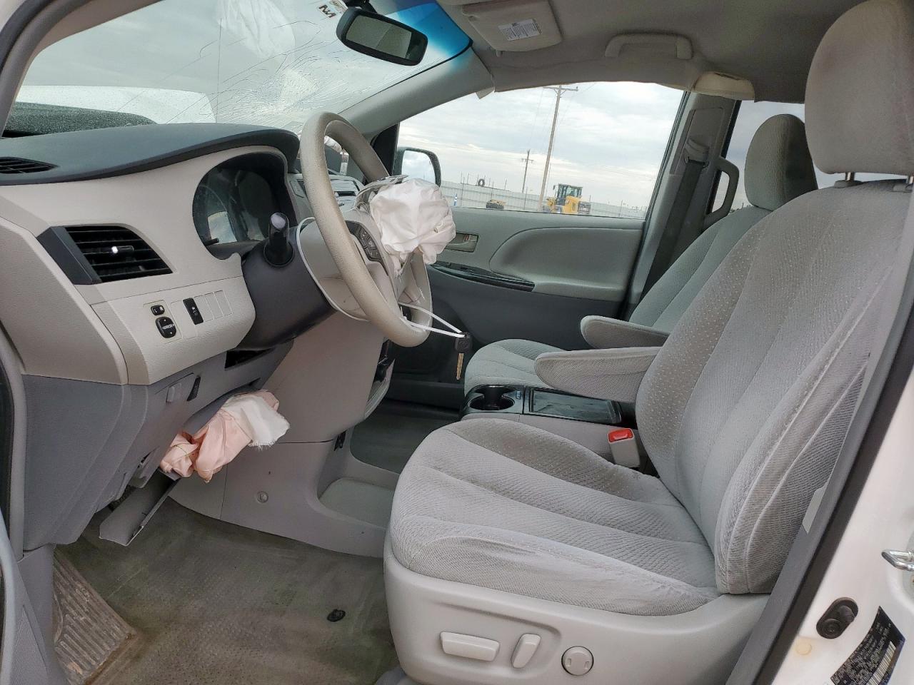 Toyota Sienna Le Image 9