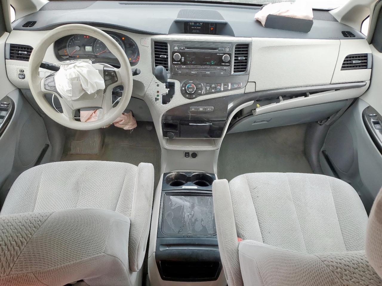 Toyota Sienna Le Image 8