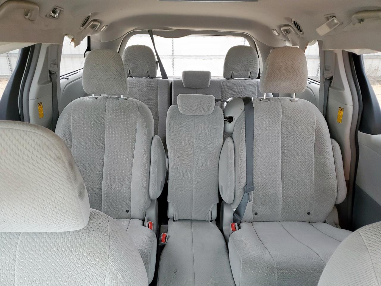 Toyota Sienna Le Image 12