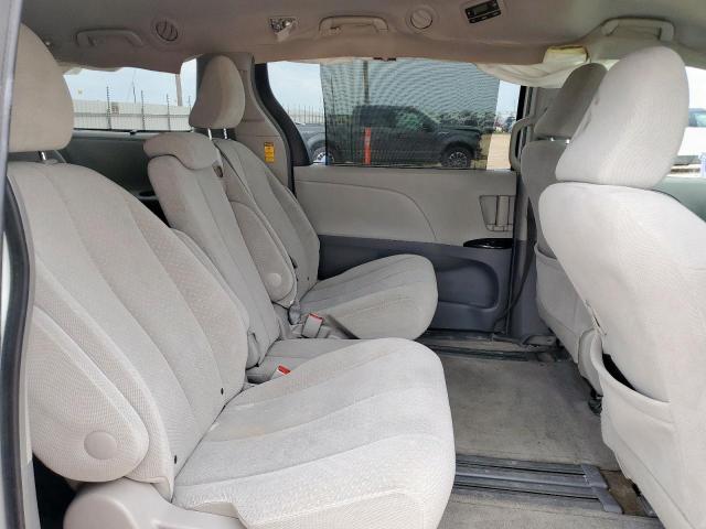 Toyota Sienna Le Image 2