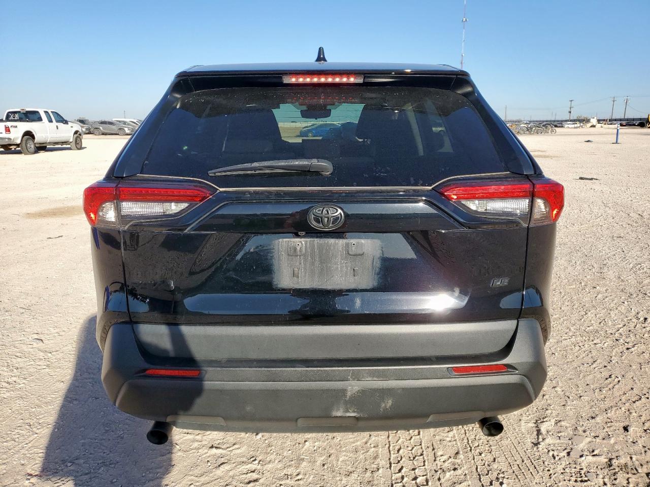 Toyota RAV4 Le Image 8