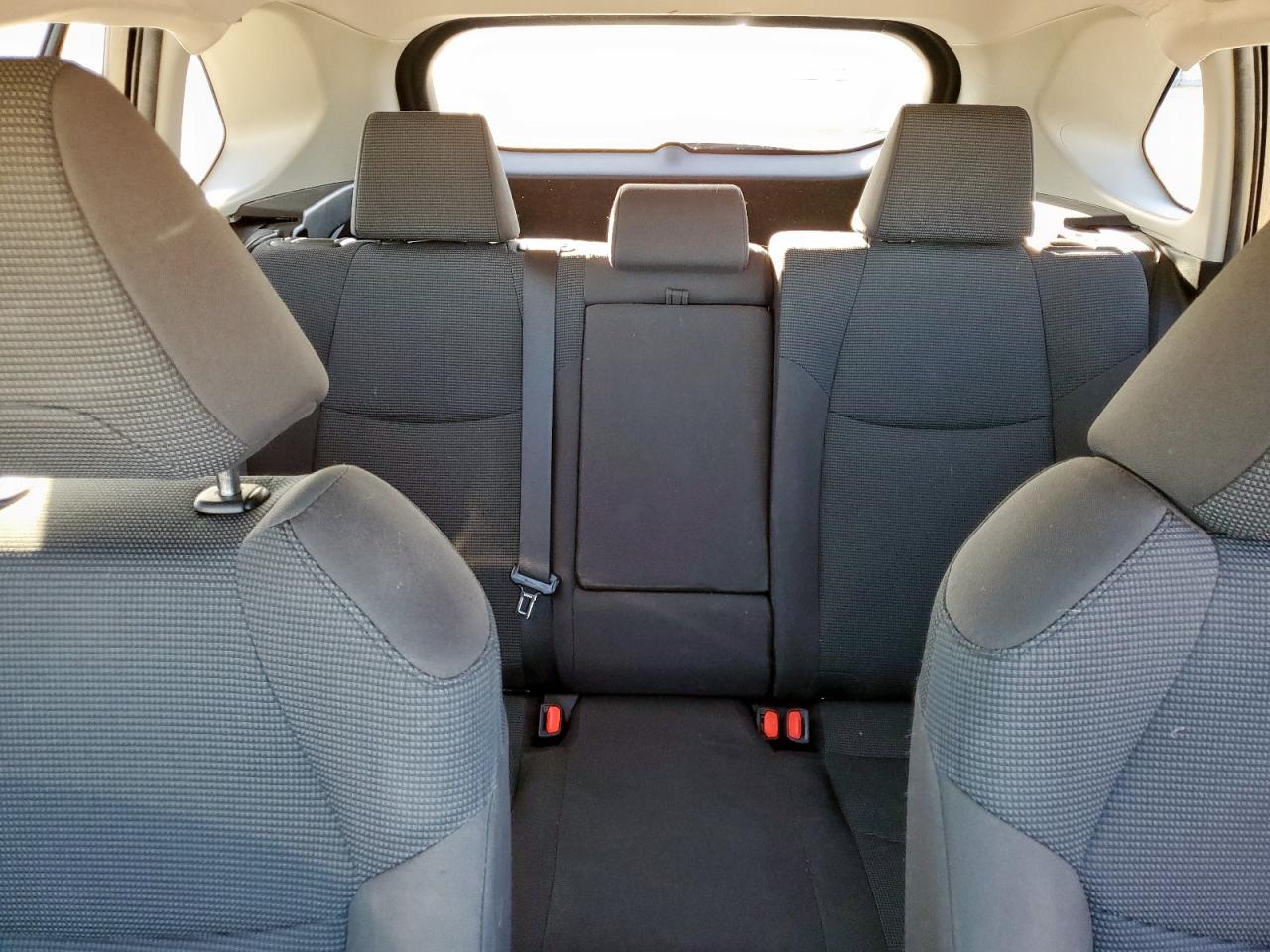 Toyota RAV4 Le Image 10