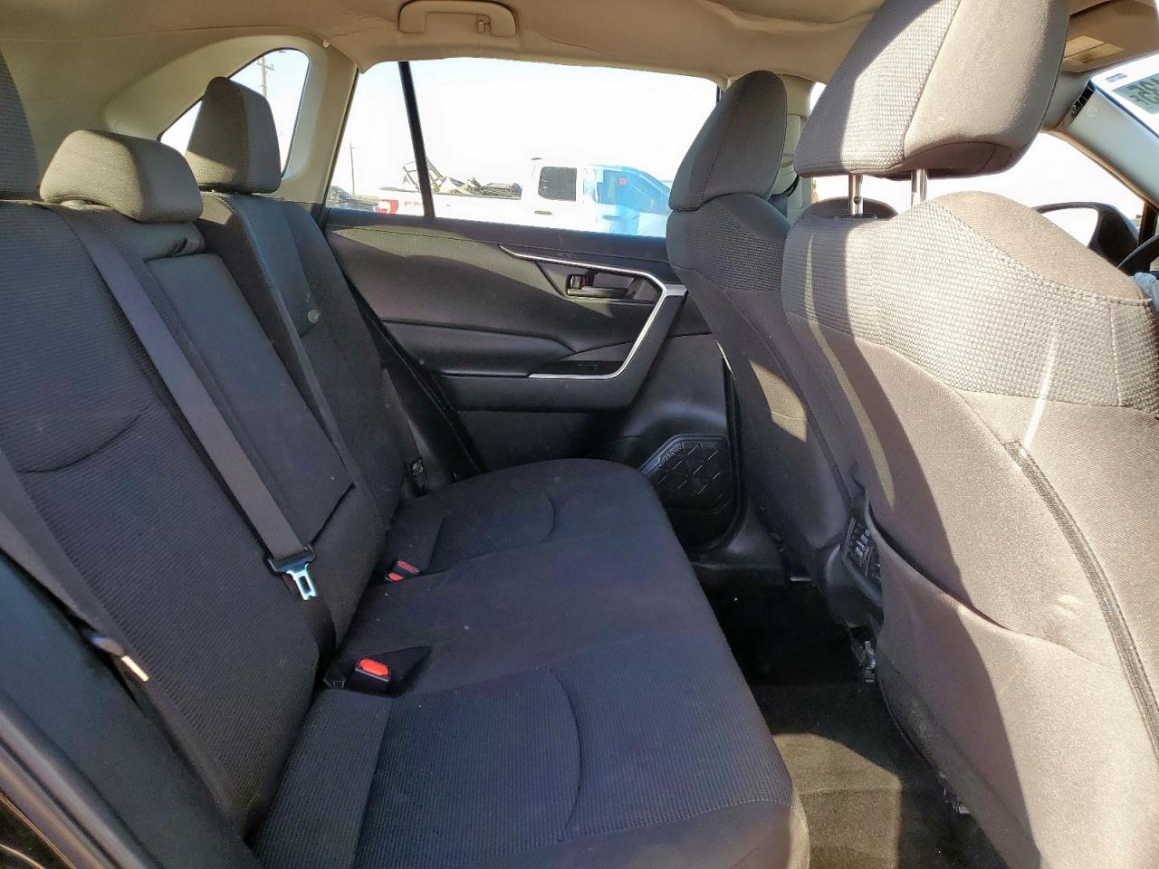 Toyota RAV4 Le Image 13