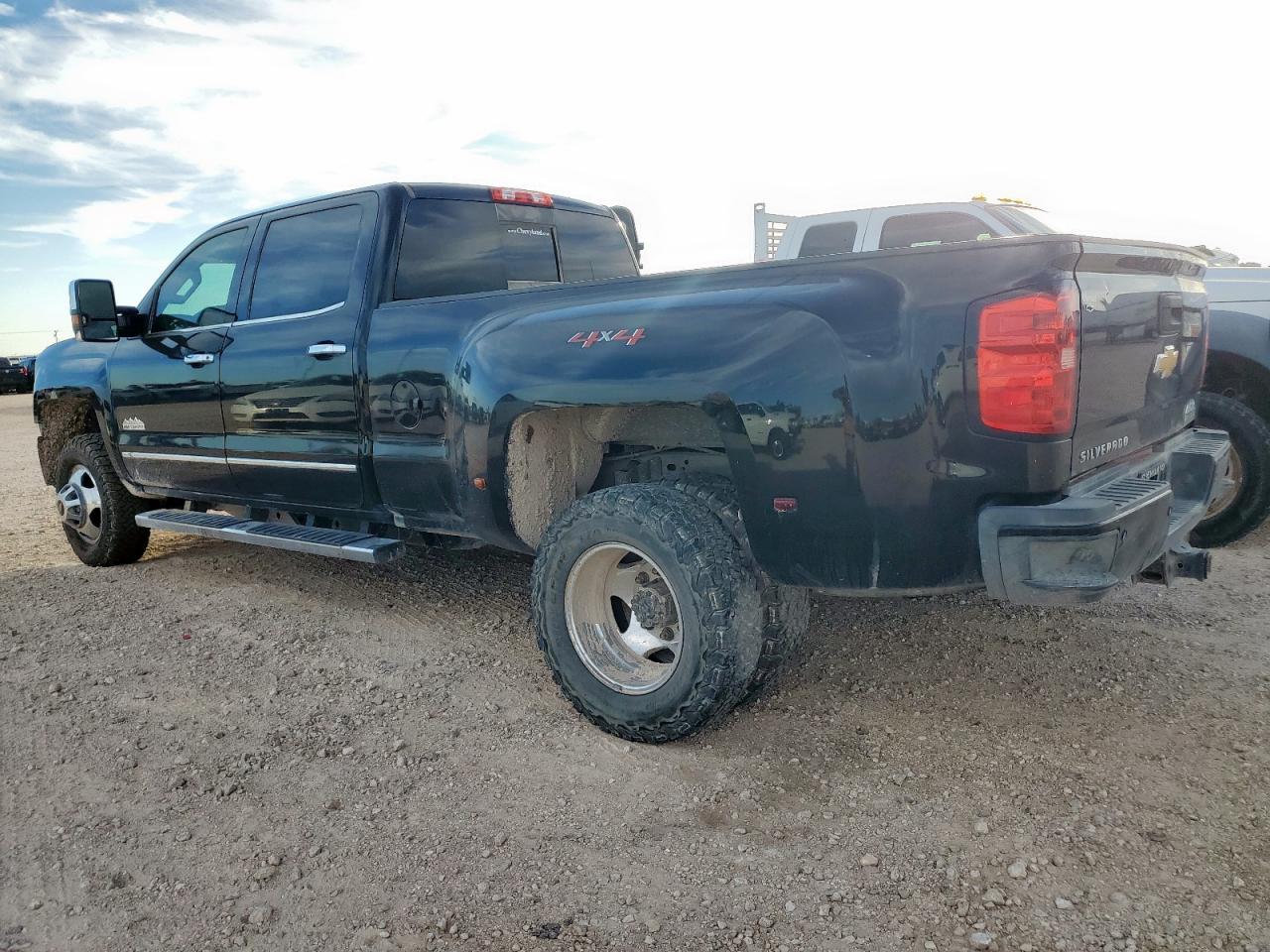 Chevrolet Silverado K3500 High Country Image 13