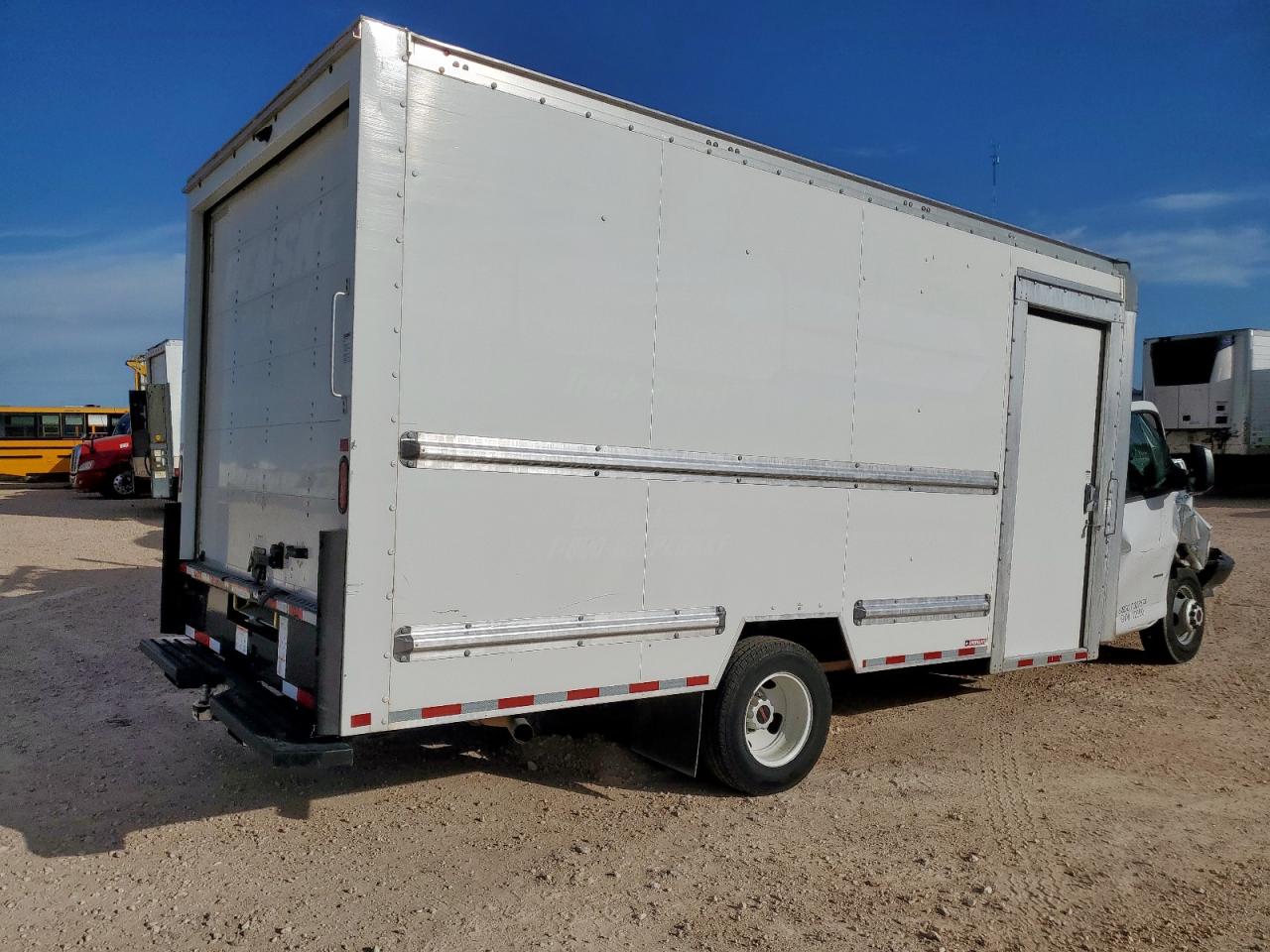 GMC Savana Cutaway G3500 Image 7