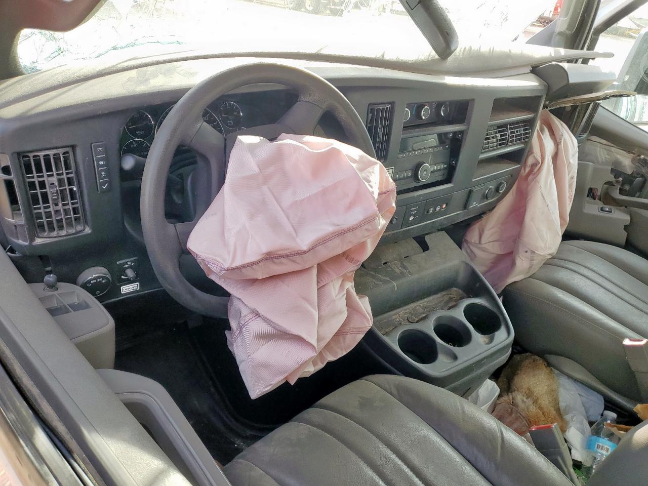 GMC Savana Cutaway G3500 Image 4