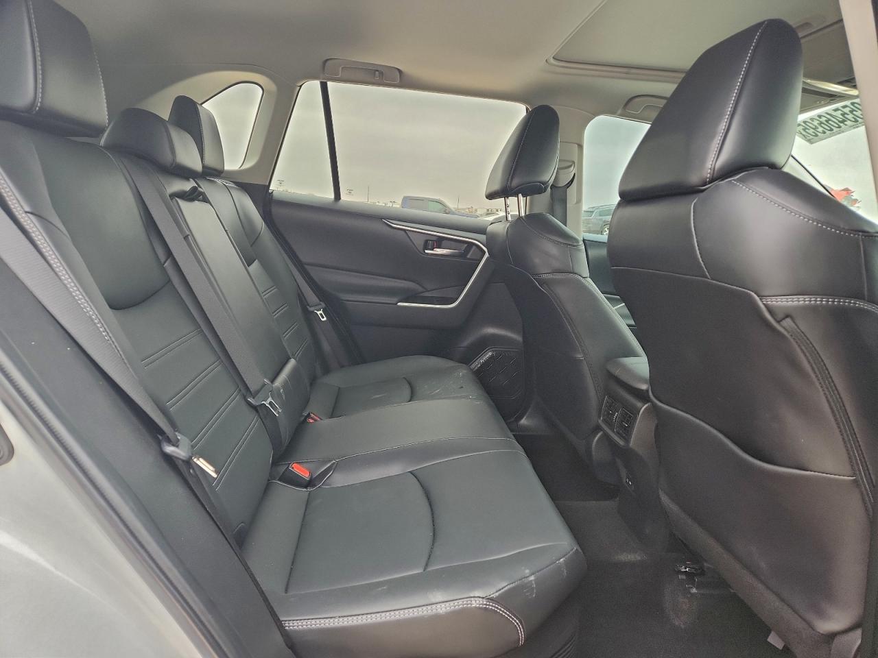 Toyota RAV4 Xle Premium Image 9