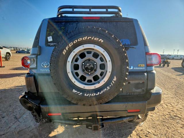 Toyota FJ Cruiser Image 2